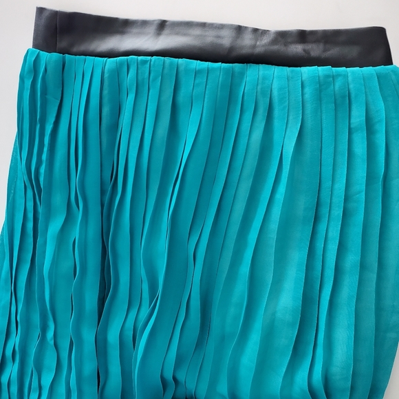 Missguided Two Ton Pleated Skirt w/ Thigh Slit, 8 - Picture 8 of 8